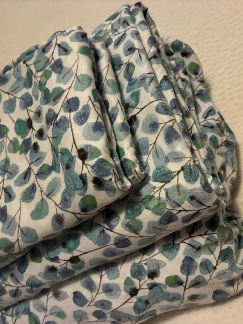 Leaf motif.Queen size sheet set - 2 pillows, one flat, one fitted sheet